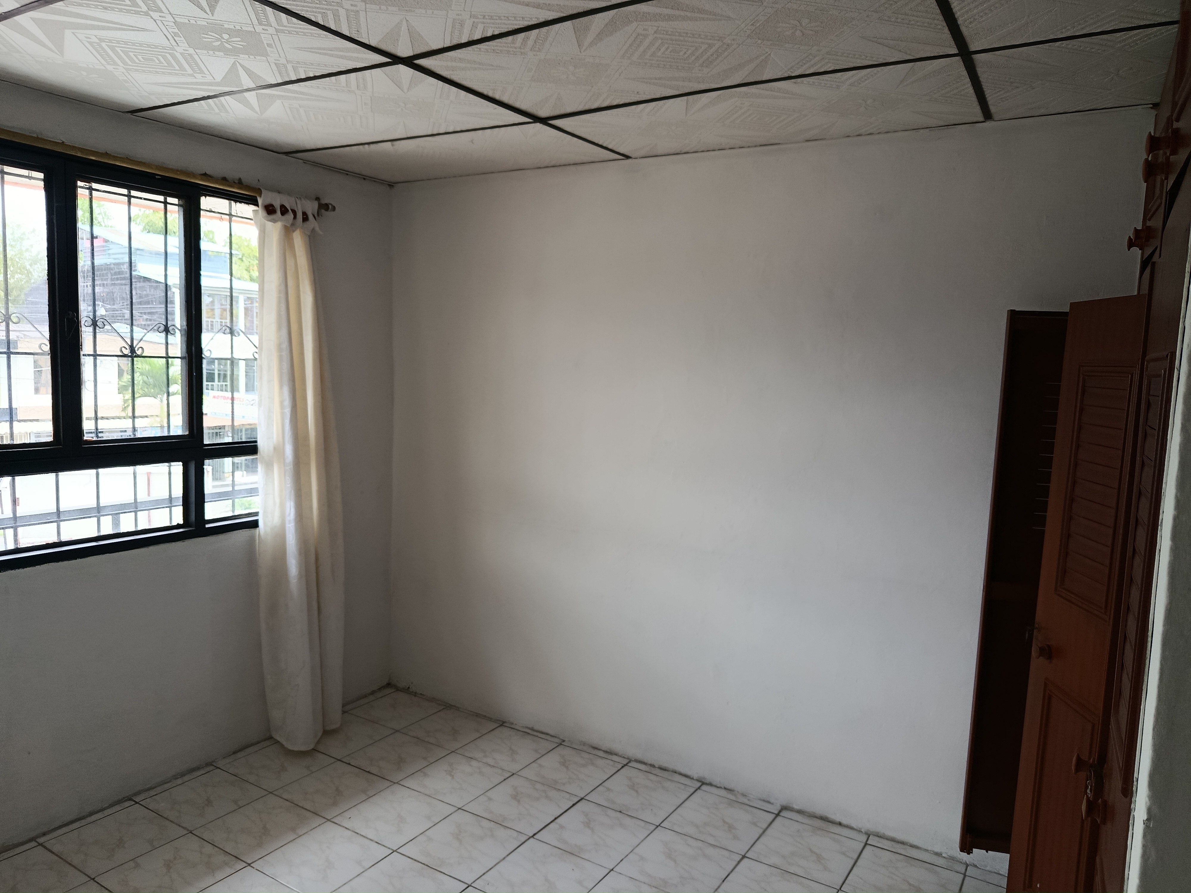 Vendo Casa de dos pisos, por via principal y comercial
