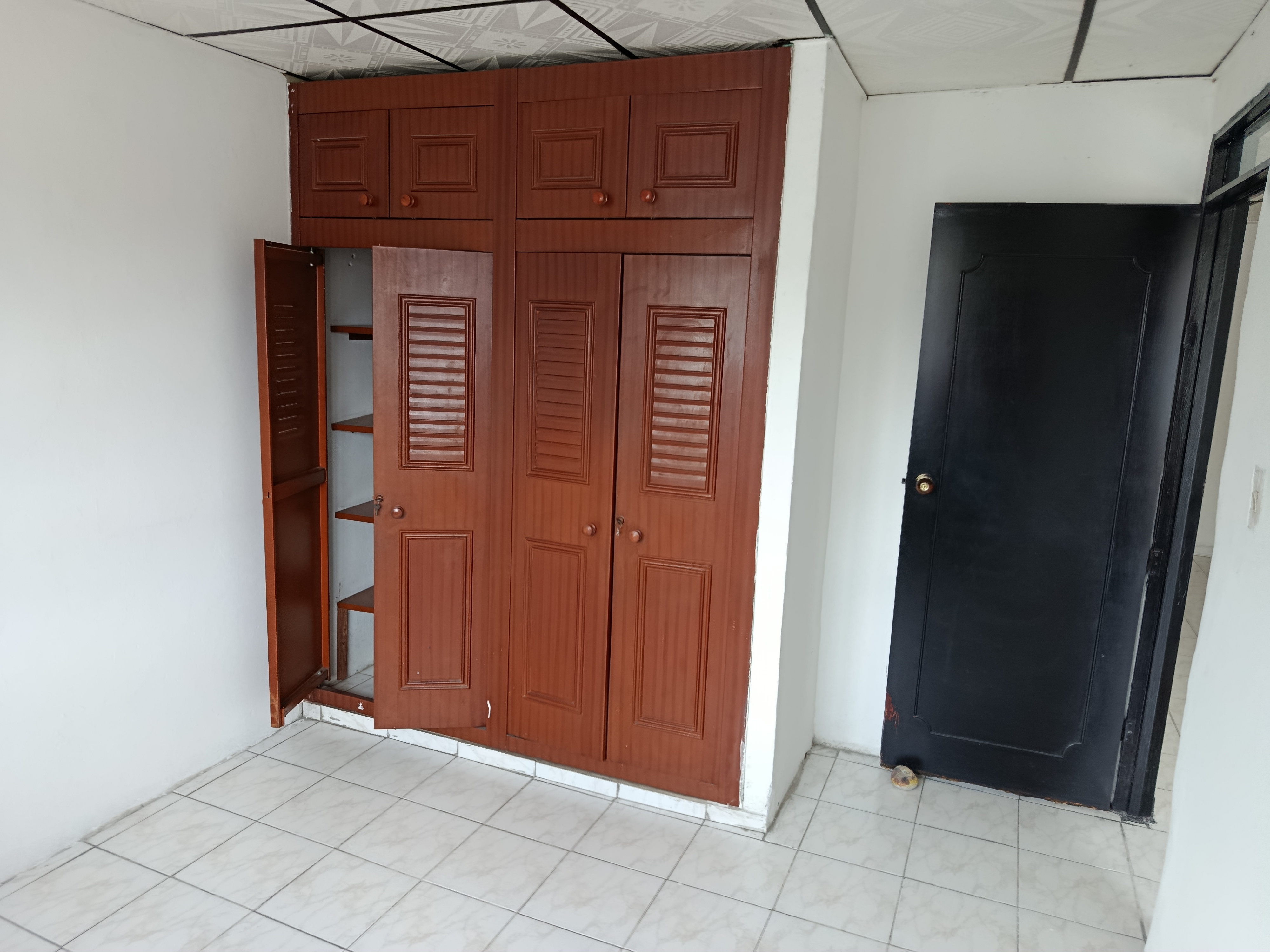 Vendo Casa de dos pisos, por via principal y comercial