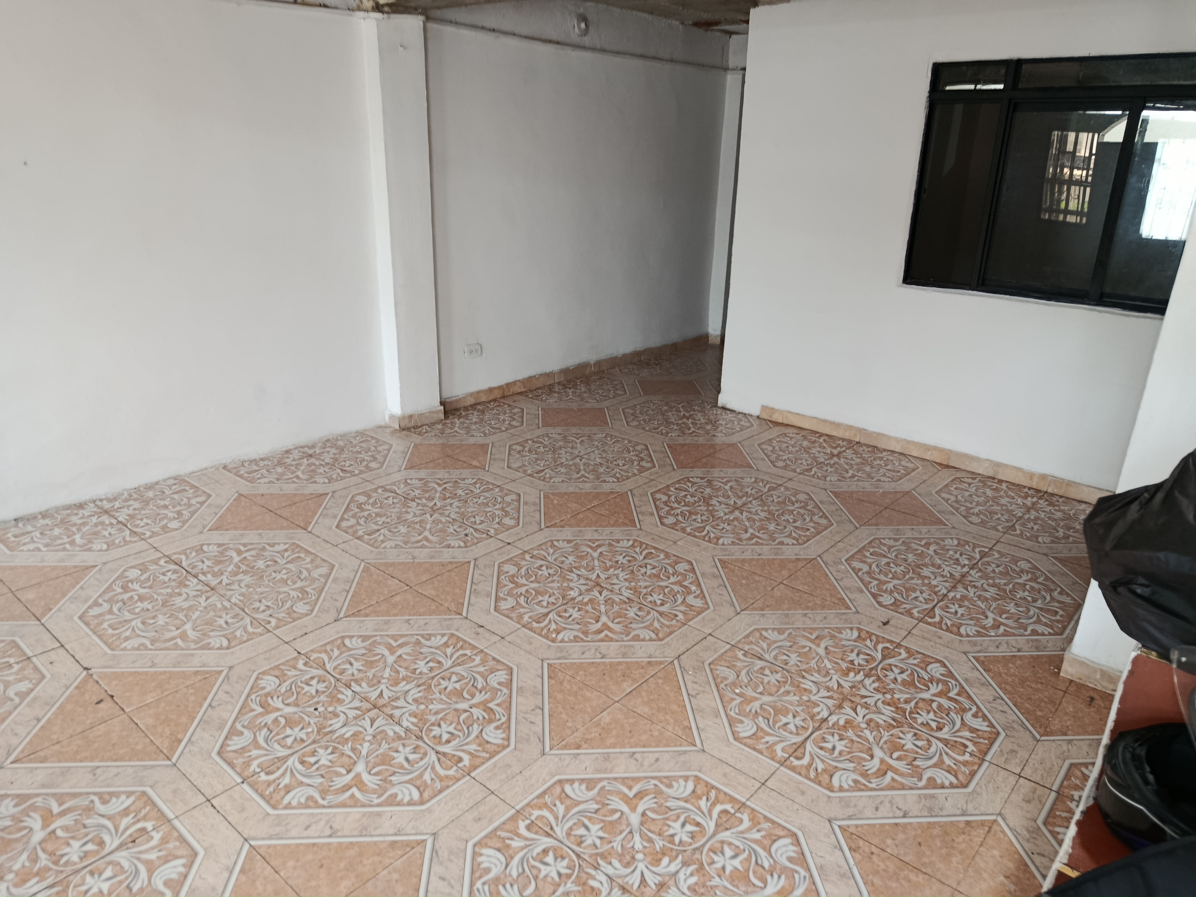 Vendo Casa de dos pisos, por via principal y comercial