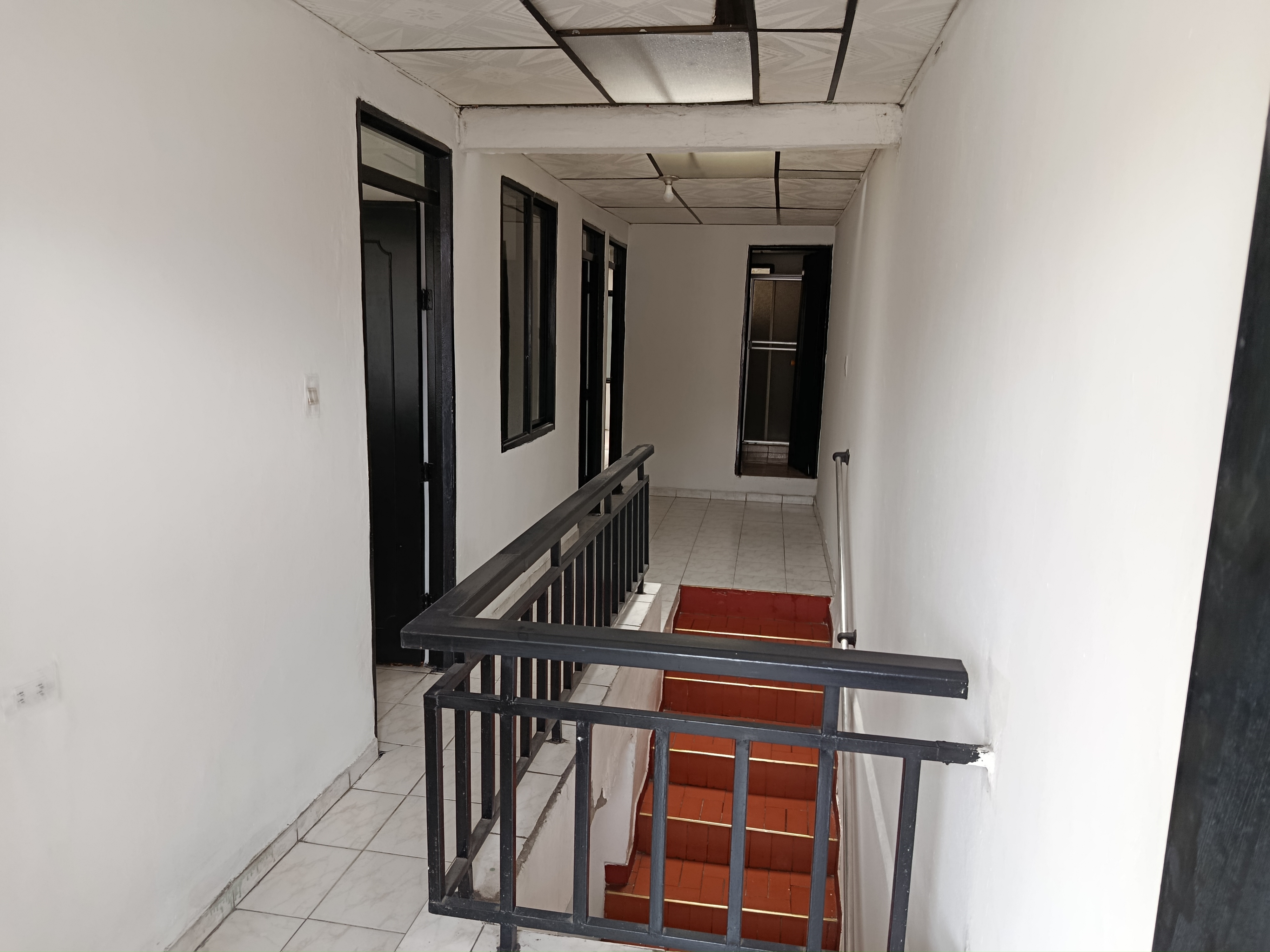 Vendo Casa de dos pisos, por via principal y comercial