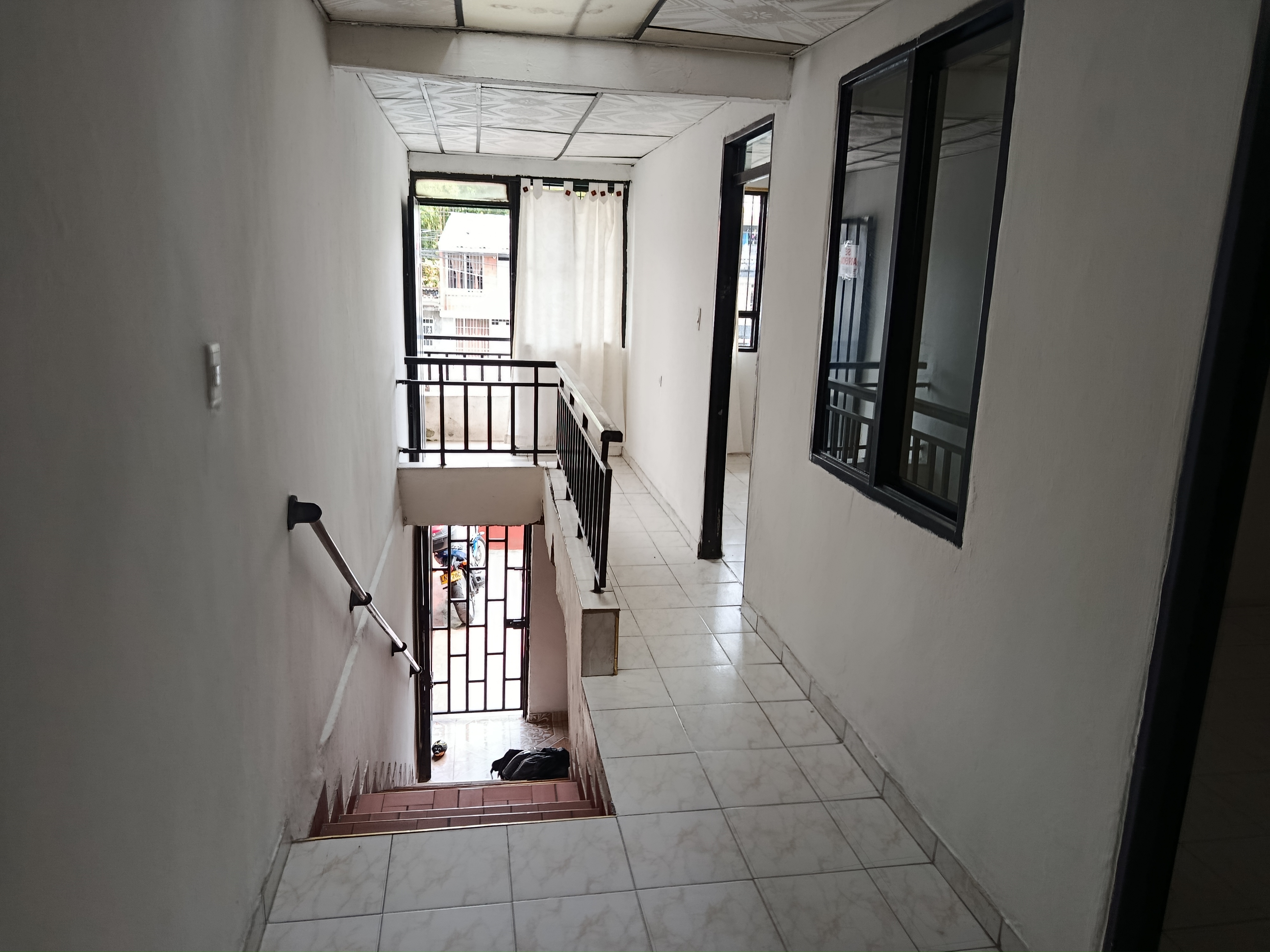 Vendo Casa de dos pisos, por via principal y comercial