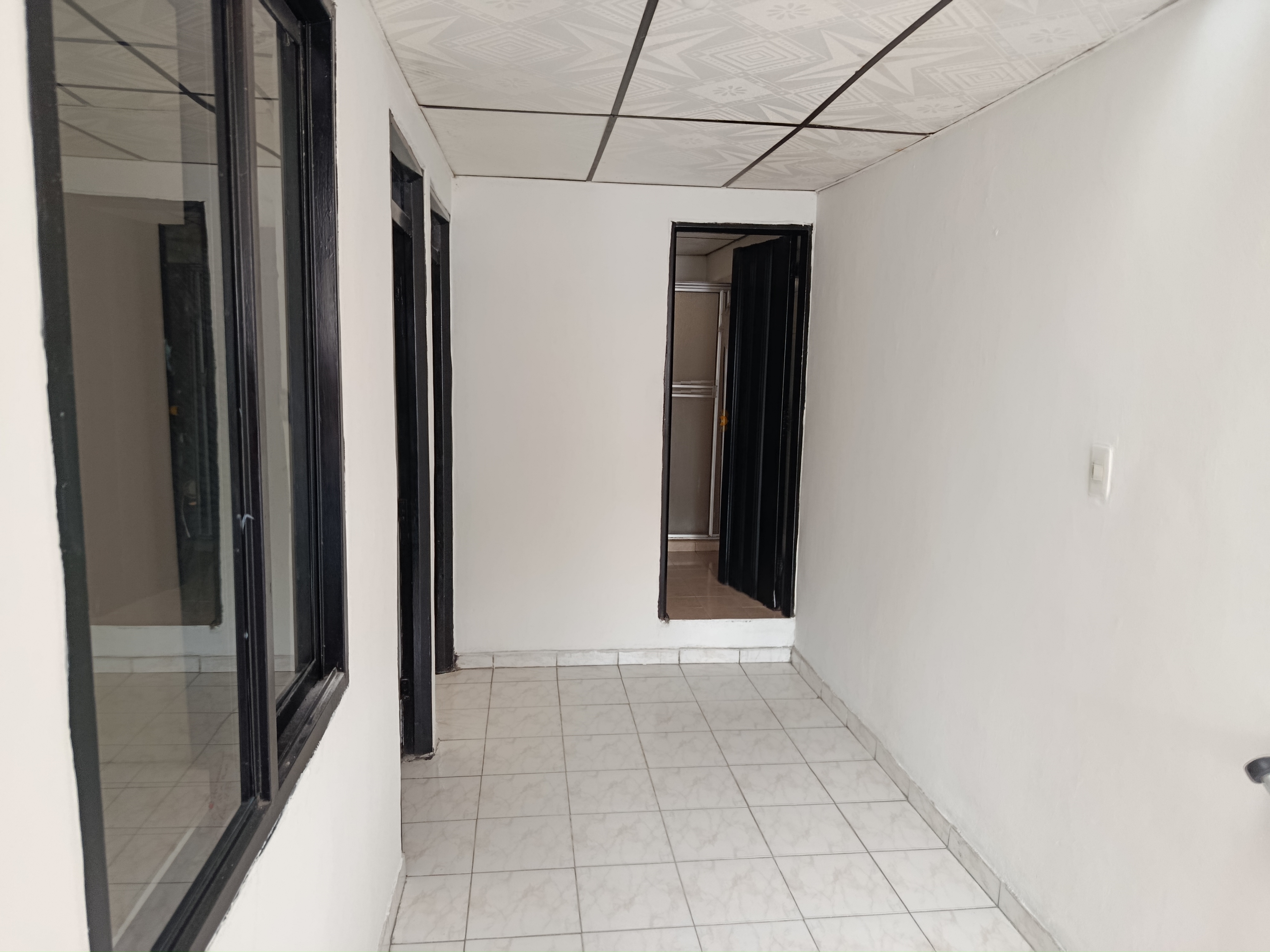 Vendo Casa de dos pisos, por via principal y comercial