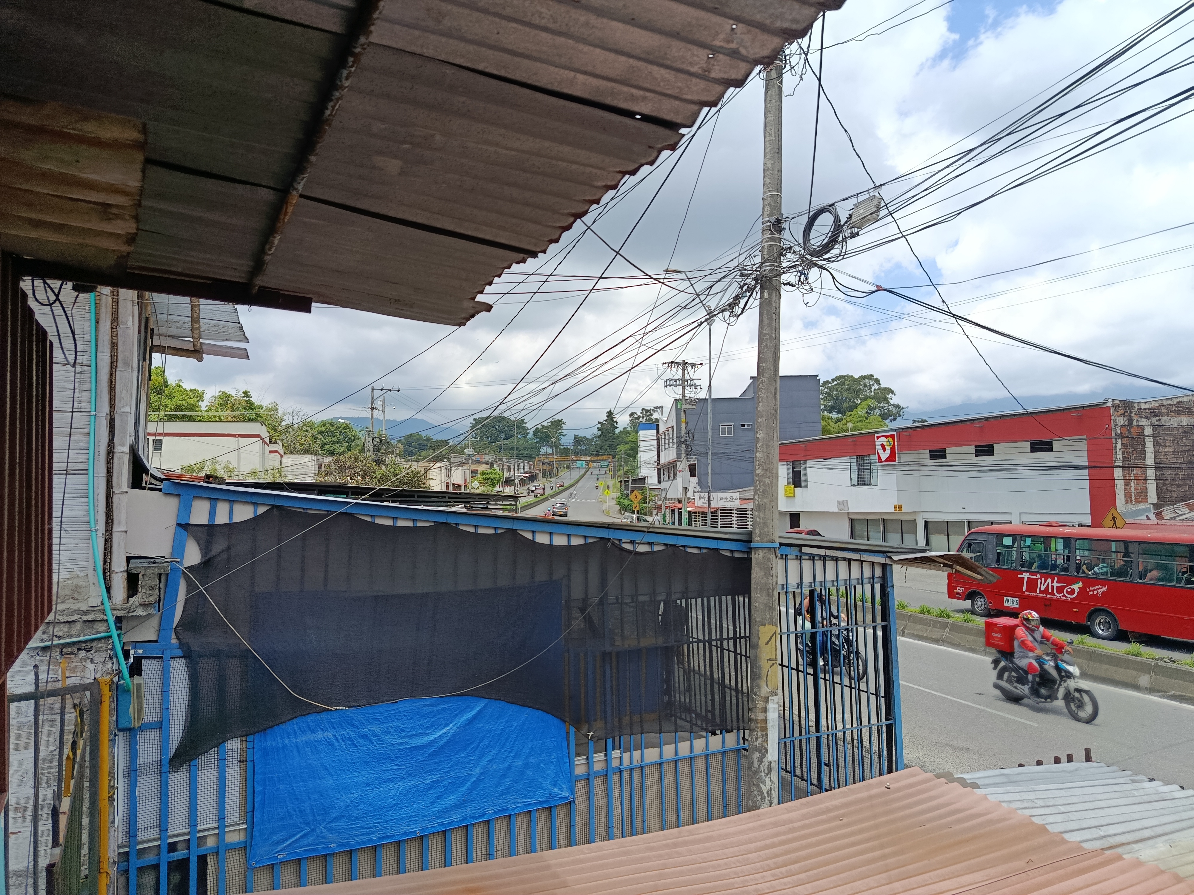 Vendo Casa de dos pisos, por via principal y comercial